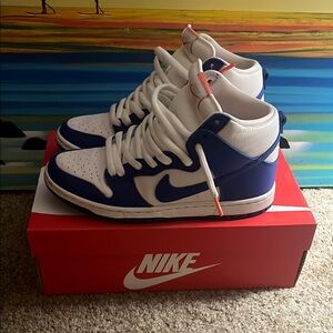 Sb dunks high. White blue and orange⚪️🔵🟠